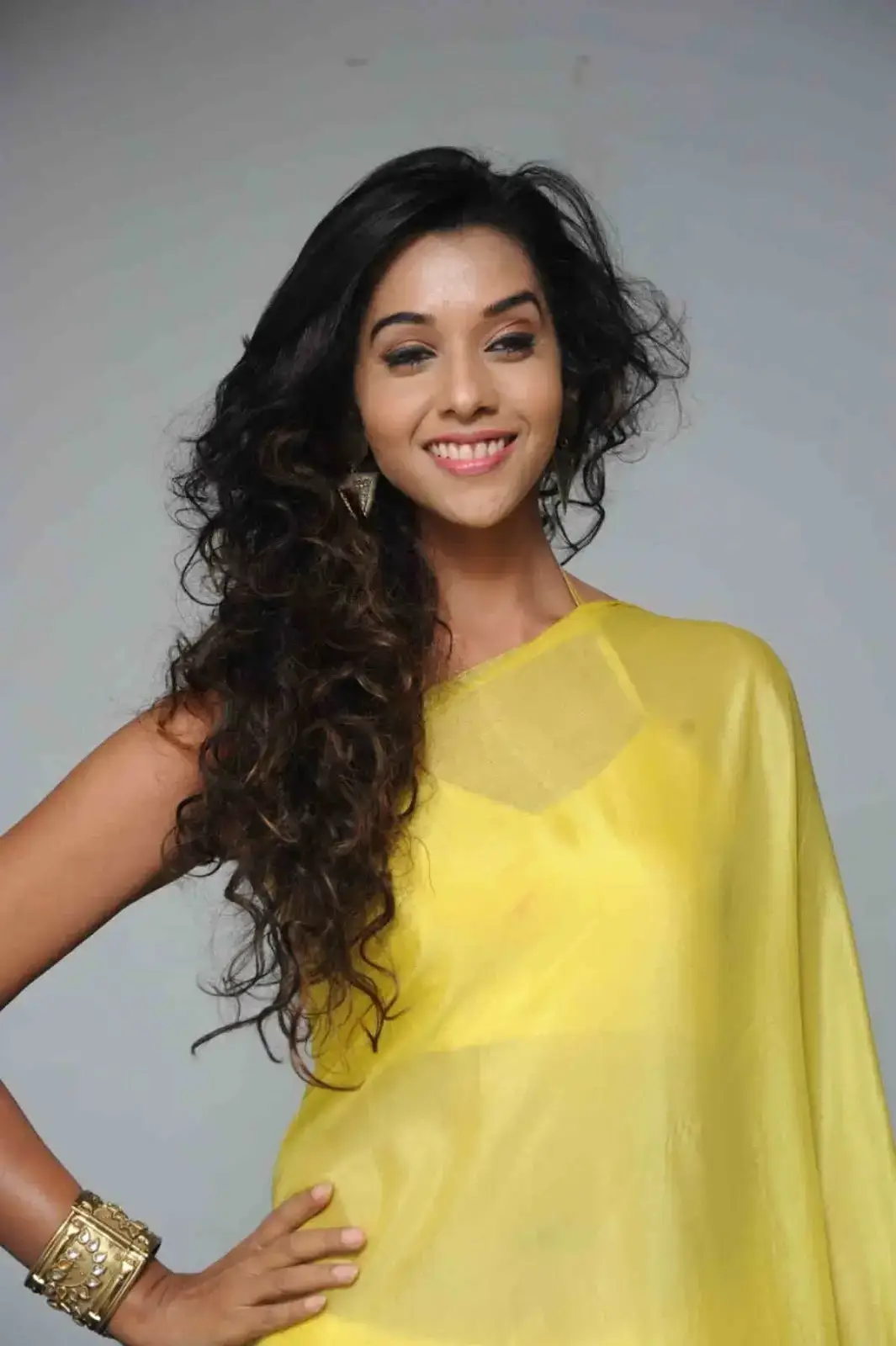 SOUTH INDIAN ACTRESS ANUPRIYA IMAGES IN YELLOW SAREE 6